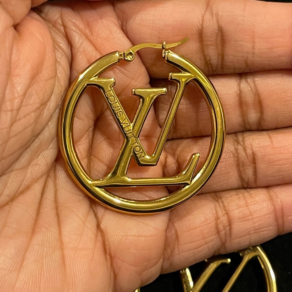 Fashion Jewelry Gold LV Logo hoop Earrings - Picture 3 of 3